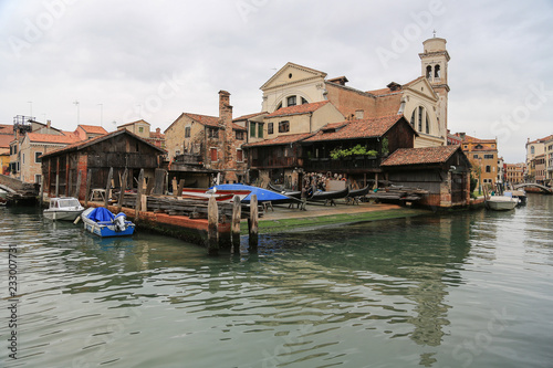 Venedig bei Hochwasser: Die alte Bootswerft und Gondelwerkstatt San Trovaso