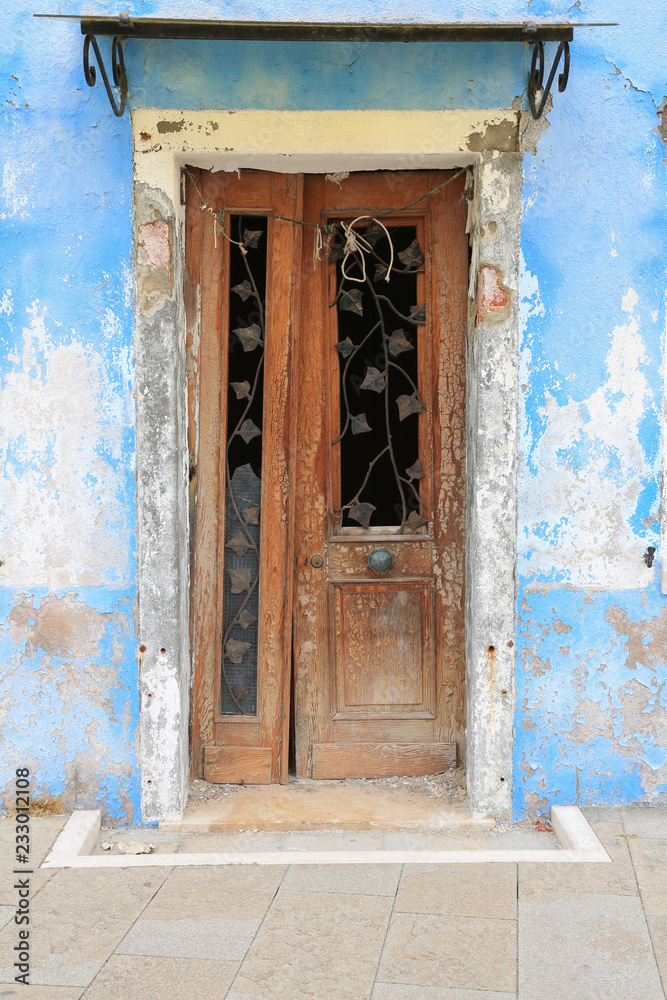 Insel Burano bei Venedig: Verwitterte Hausfassade mit renovierungsbedürftiger Tür 