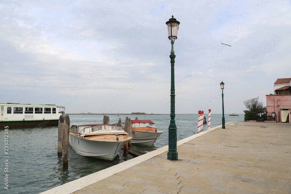 Insel Burano bei Venedig: Uferpromenade an der Schiffsanlegestelle