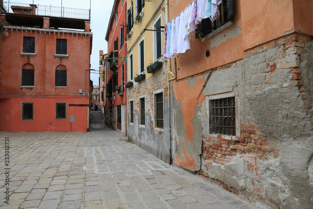 Venedig: Blick auf eine alte Gasse im Stadtteil Cannaregio