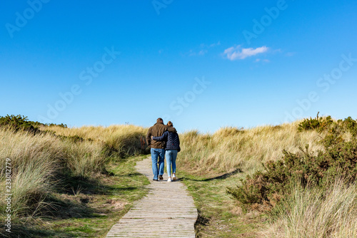 Vater und Tochter am Meer 