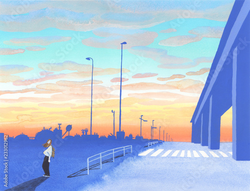 埠頭で夕空を見上げる女性