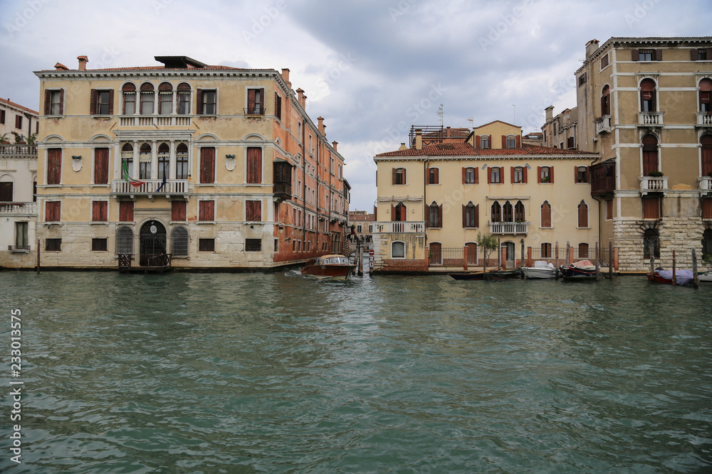 Naklejka premium Wenecja podczas przypływu: pałace nad Canal Grande