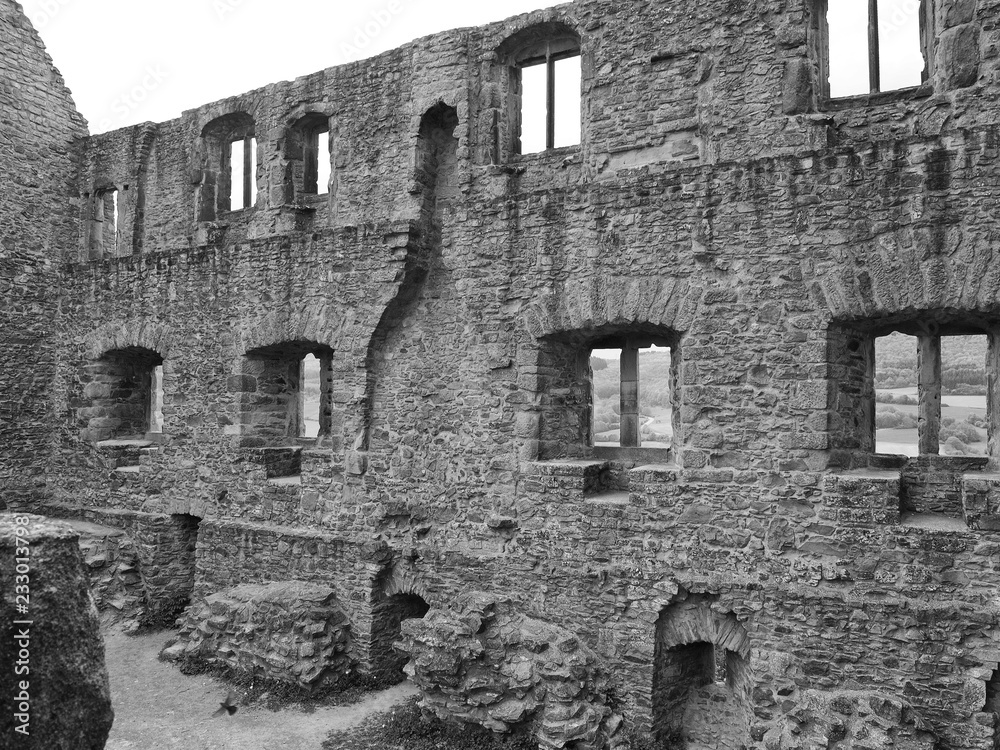 Burg Lichtenberg bei Kusel in Rheinland-Pfalz – Ansichten in Schwarz-Weiss
