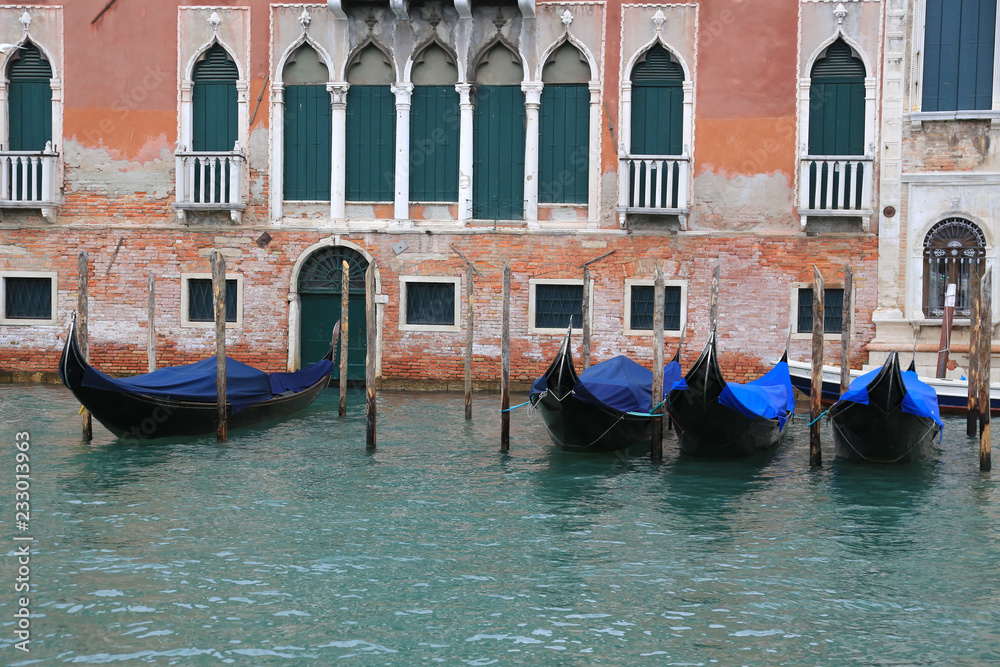 Venedig bei Hochwasser: Palast und Gondeln am Canal Grande