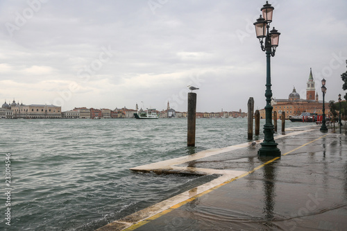 Venedig bei Hochwasser: Blick von der überschwemmten Uferpromenade Fondamenta delle Zitelle (Giudecca) auf die Stadtteile San Marco und San Giorgio Maggiore © blickwinkel2511