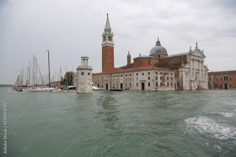 Venedig bei Hochwasser: Bootsfahrt entlang der Insel San Giorgio Maggiore