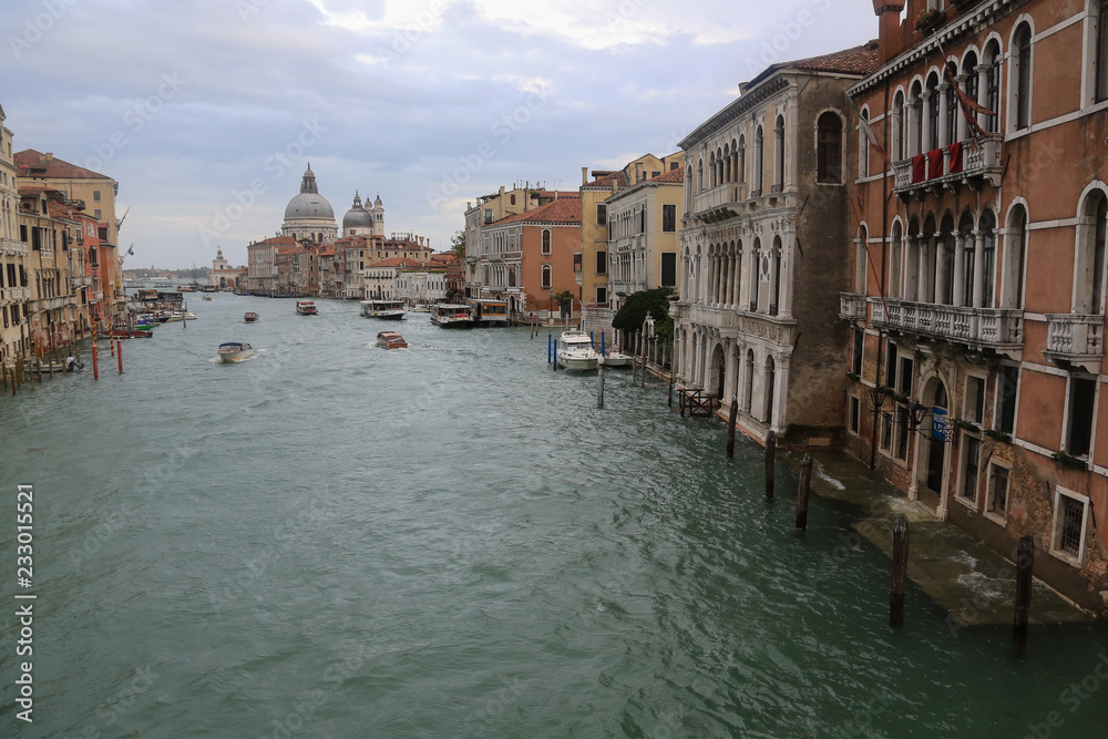 Venedig bei Hochwasser: Canale Grande mit Palästen; Schiffen und Blick auf die Basilika Santa Maria della Salute