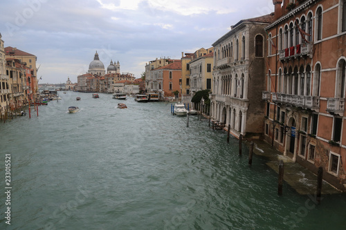 Venedig bei Hochwasser: Canale Grande mit Palästen; Schiffen und Blick auf die Basilika Santa Maria della Salute