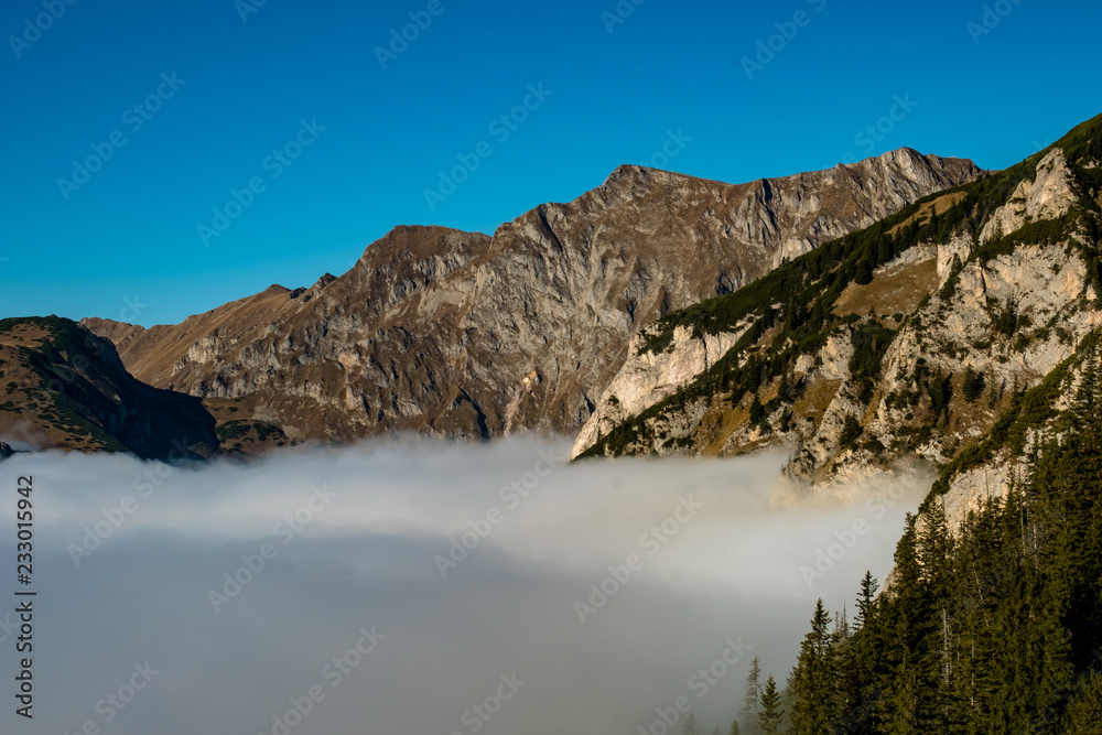 Nebelmeer zu Fuße des eisenerzer Reichensteins in den österreichischen Bergen