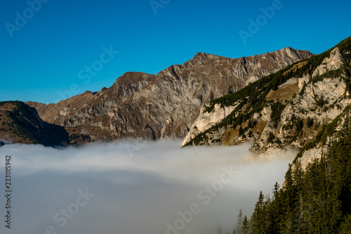 Nebelmeer zu Fuße des eisenerzer Reichensteins in den österreichischen Bergen