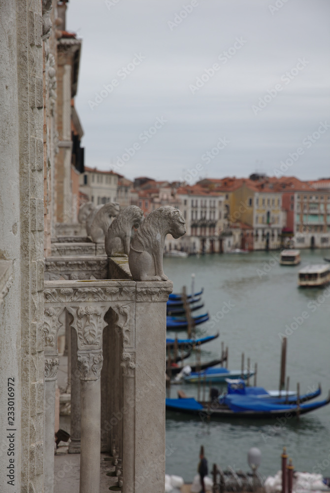 Fototapeta premium Stone sculptures looking down at Grand Canal in Venice 4968