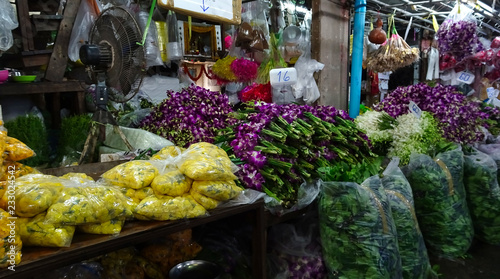 Verschiedene Blumen in einer Markthalle am Abend photo