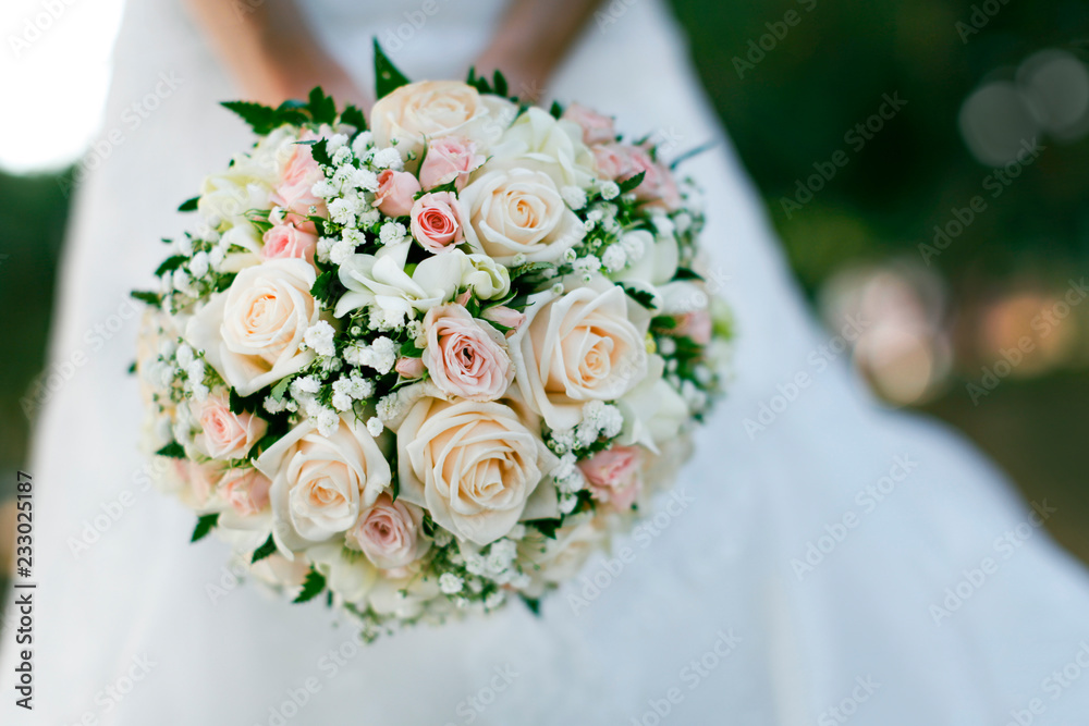 Bouquet di rose, tenuto in mano da una sposa 