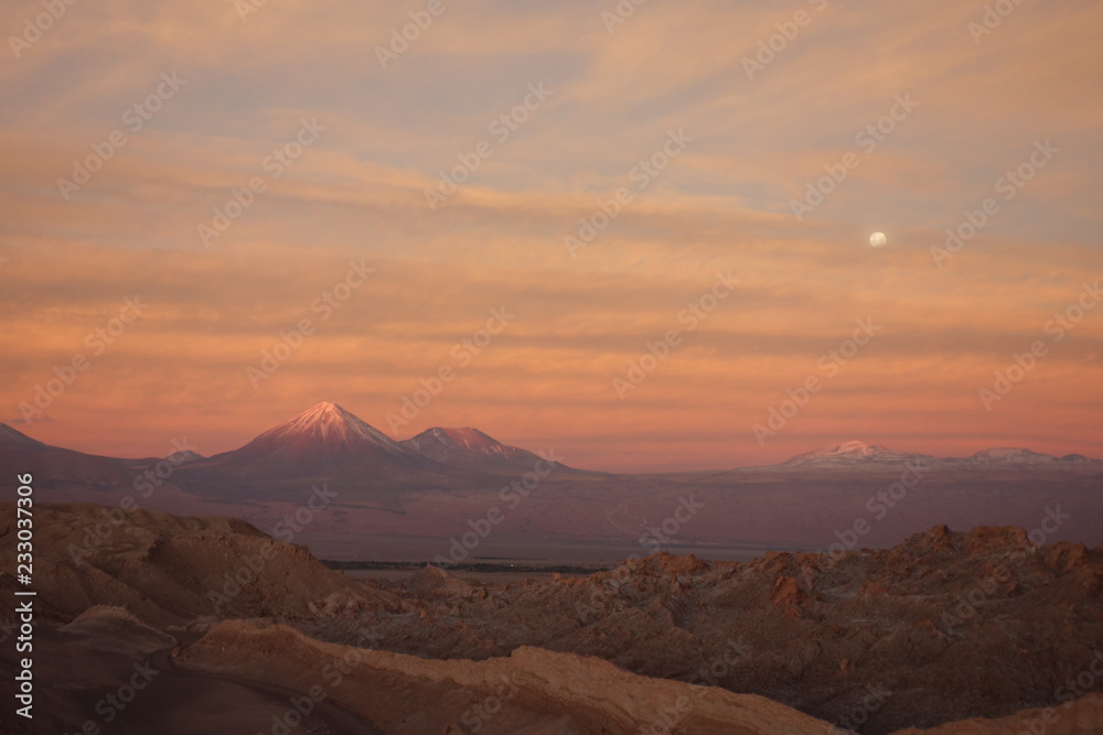 Naklejka premium Zachód słońca w dolinie śmierci - pustynia Atacama