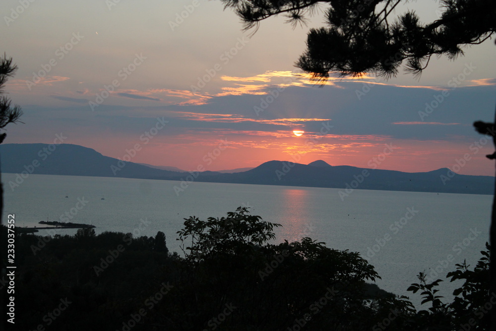 Fototapeta premium Balaton Sonnenuntergang Berge 