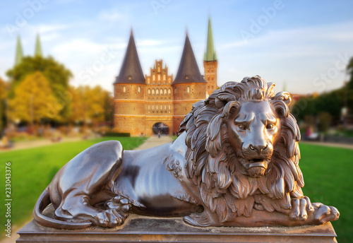 Lübeck, Holstentor mit Löwe im Vordergrund