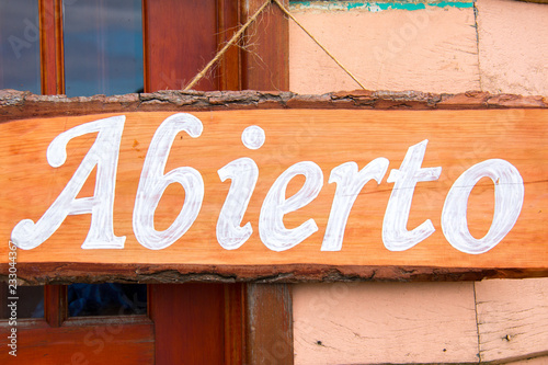 señalética que indica abierto