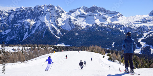 Fotografie ski slope with skiers in the Alps