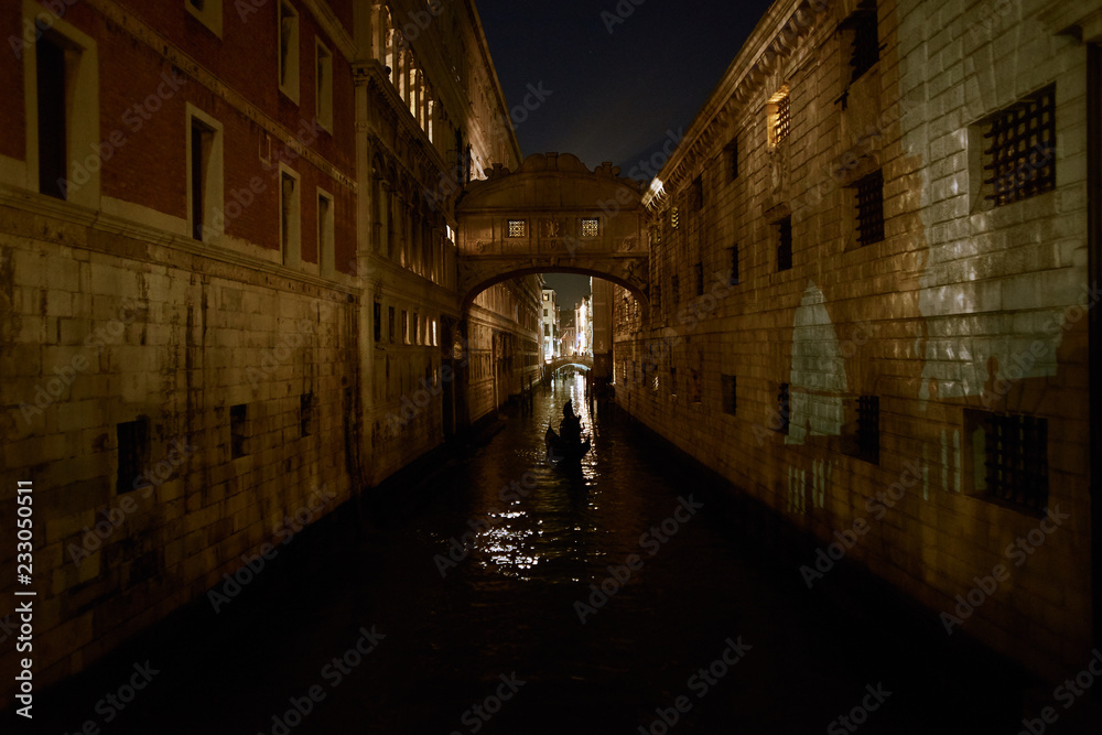 El puente de los suspiros en Venecia por la noche