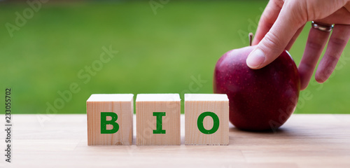 Würfel bilden das Wort "BIO" als Symbol für gesunde Ernährung