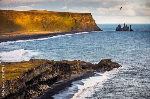 Obraz na płótnie Icelandic coast bathed in sunset light w salonie