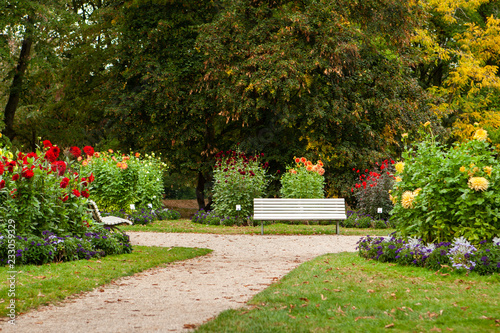 Dahliengarten mit Sitzbank © Alexandra