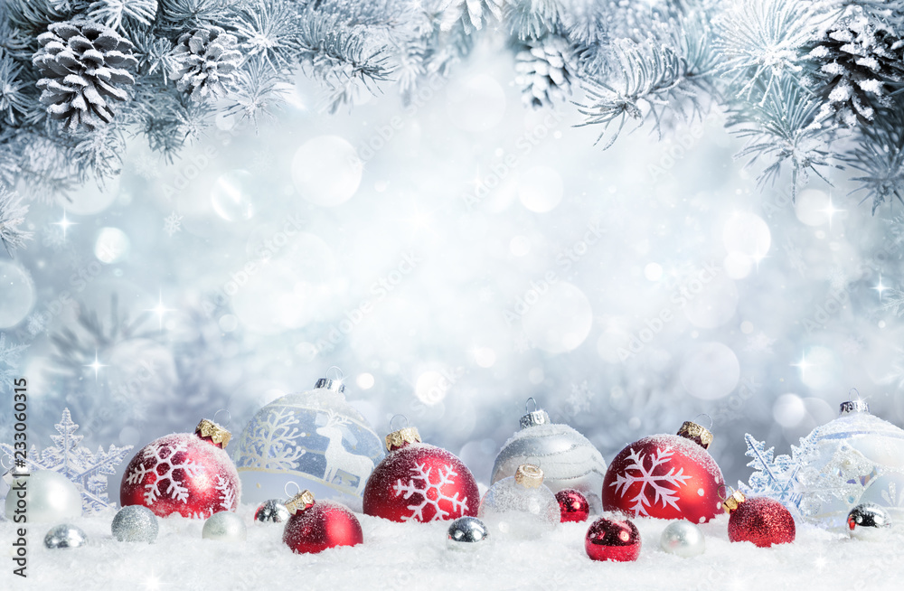 Fototapeta Wesołych Świąt - bombki na śniegu z gałęzi jodłowych