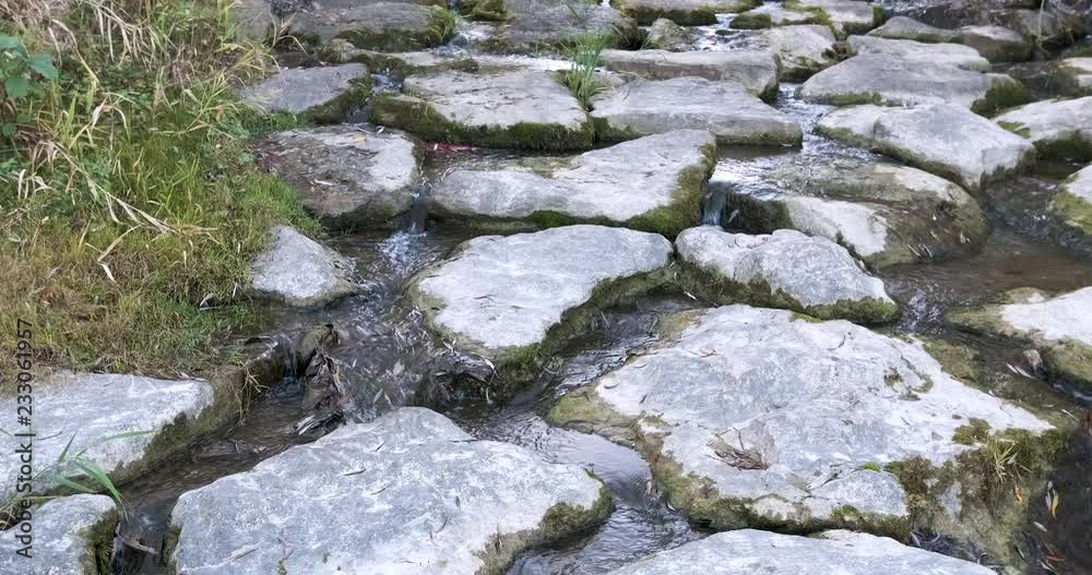 Kleiner Bach zwischen großen Steinen 4k DCI 50p Kleiner Bach zwischen großen Steinen 4k DCI 50p