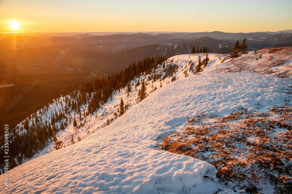 Fototapeta premium Sunrise at the Praire Mountain near Bragg Creek, Canada