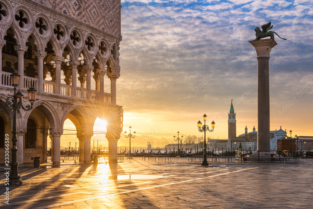 Naklejka premium Wschód słońca na placu San Marco w Wenecji, Włochy