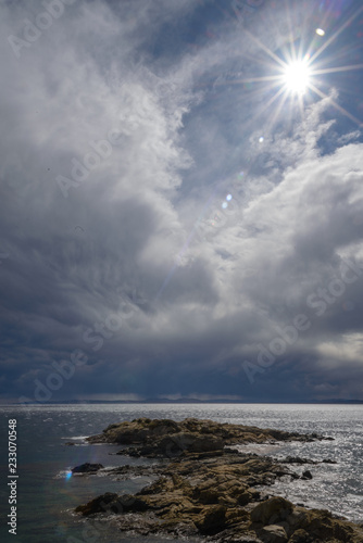 Fotografía Paisaje mediterráneo con nubes y sol que brilla en la Costa Brava