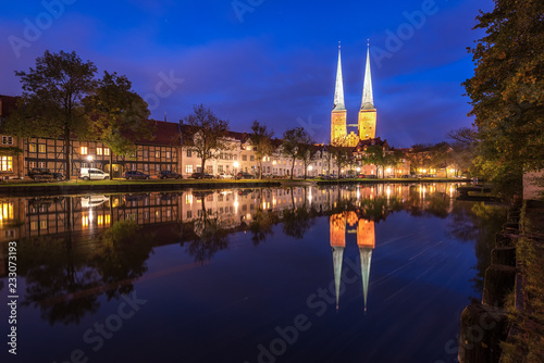 Lübecker Dom am Abend mit Reflektion in der Trave
