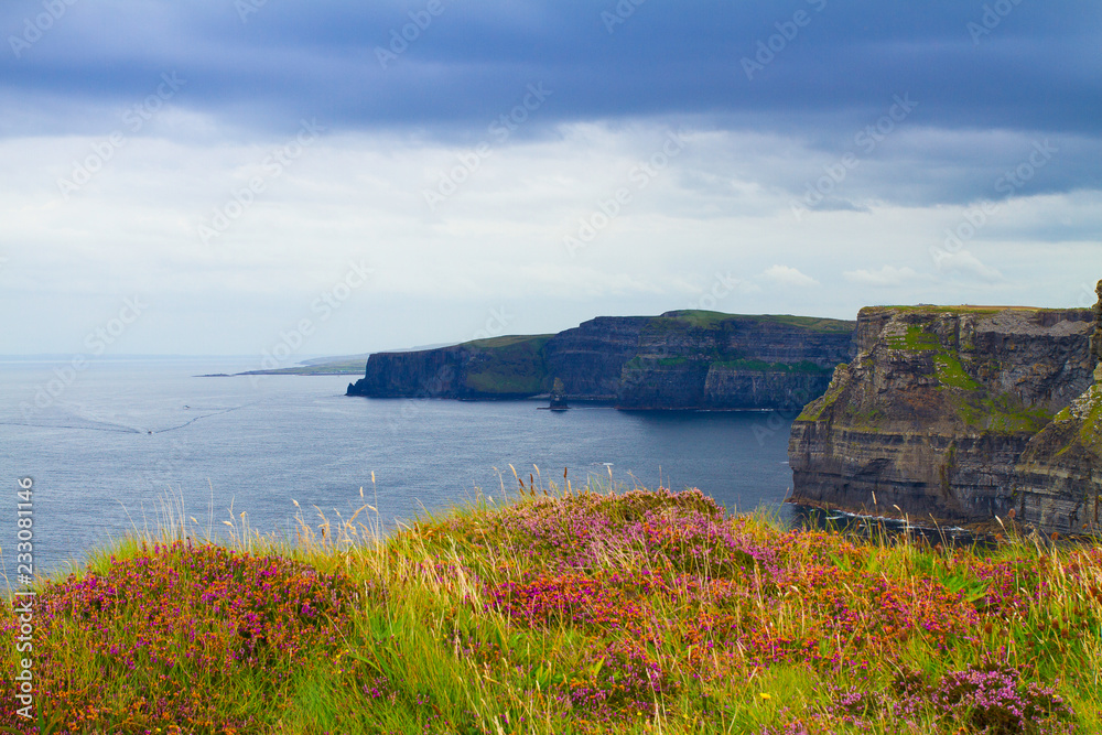 Fototapeta Fotografia piękny sceniczny morze i góra krajobraz. Cliffs of Moher, zachodnie wybrzeże Irlandii, Ocean Atlantycki. Widok scenerii oceanu