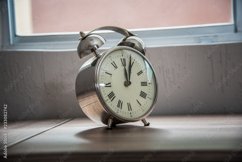 reloj con manecillas marcando las doce tiempo luz decoración interior horas  minutero Stock Photo | Adobe Stock