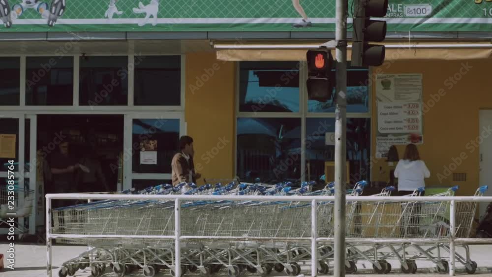 Pedestres atravessando faixa de pedestre em Campinas, S√£o Paulo em modo timelapse.