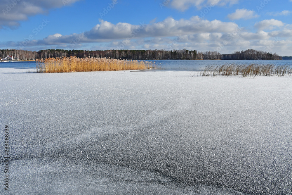 Тоонкий слой льда на озере Увильды в ноябре Челябинская область