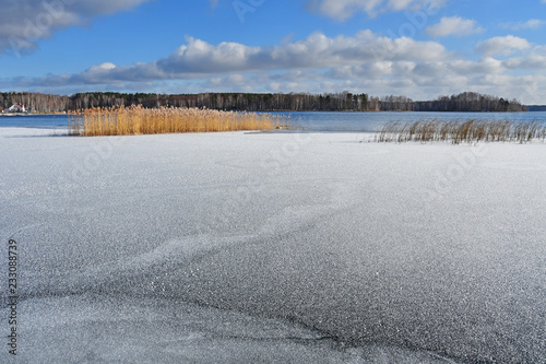 Тоонкий слой льда на озере Увильды в ноябре Челябинская область © irinabal18