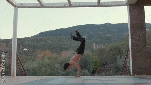 Handstand press fitness 4K in beautifully scenic location photo