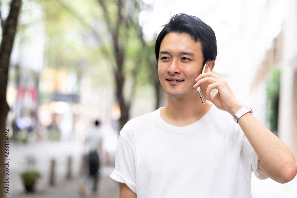 携帯で話す男性