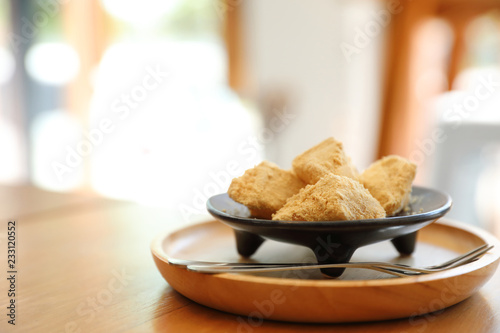фотографія warabi mochi Japanese dessert on wooden table