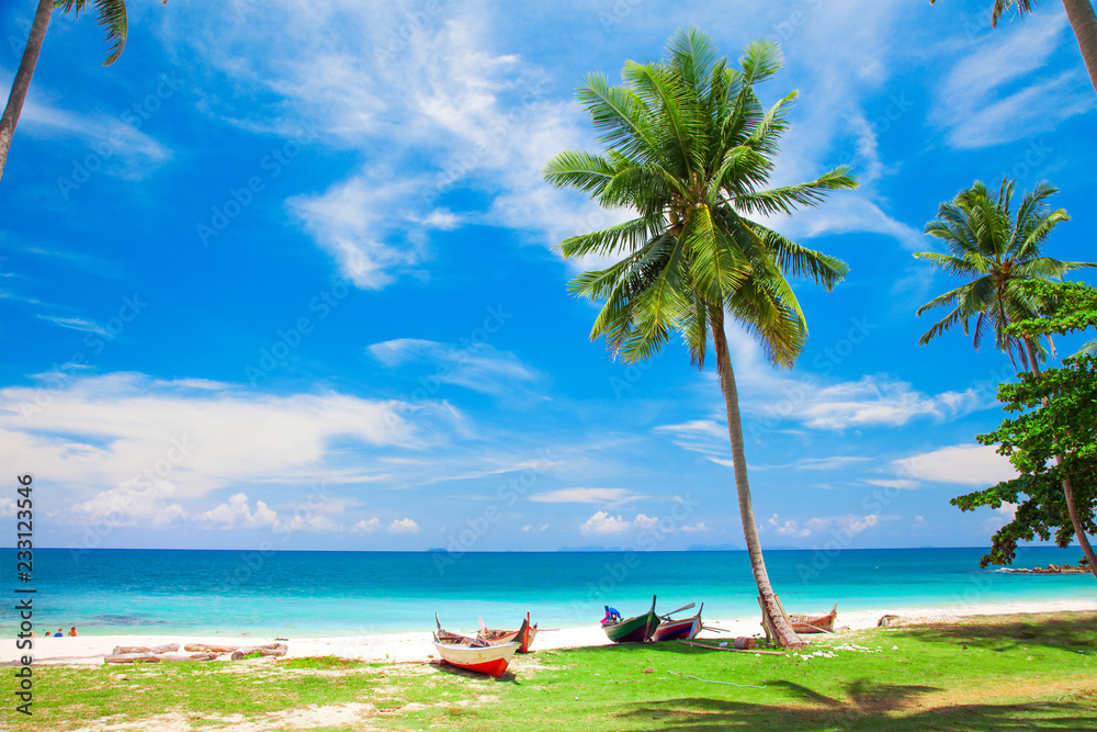 Obraz premium beach and fishing boat, koh Lanta, Thailand