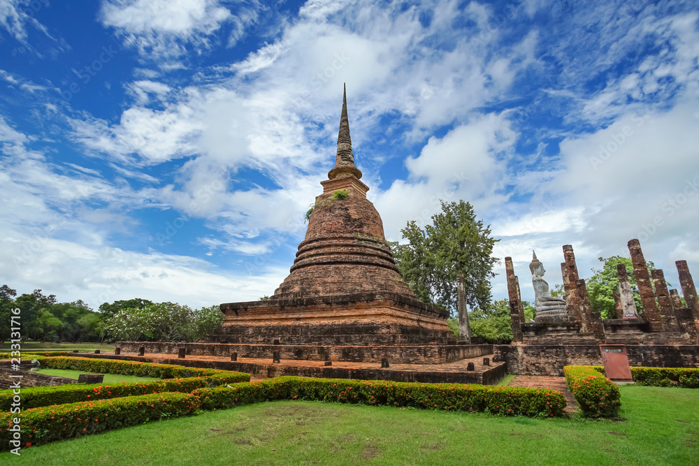 Naklejka premium UNESCO World Heritage site Wat Sa Si in Sukhothai.
