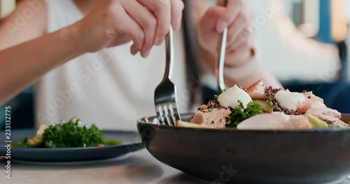 Fototapeta na wymiar Kobieta cieszyć się sałatką w restauracji