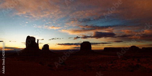 Lever de soleil sur Monument Valley, Arizona / Utah / Navajo, USA 