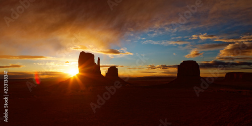 Lever de soleil sur Monument Valley  Arizona   Utah   Navajo  USA 