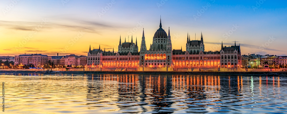 Fototapeta premium Budynek parlamentu węgierskiego przy porannym świetle (panorama)