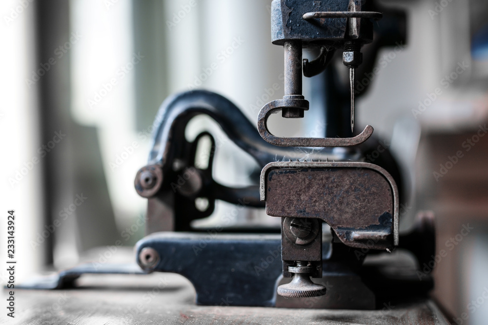 Fototapeta premium Ancient sewing machine Placed in an old-fashioned house in Thailand.soft focus.