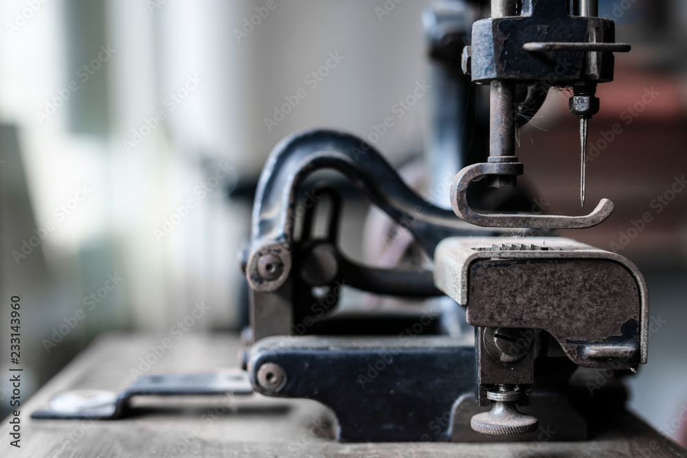 Fototapeta premium Ancient sewing machine Placed in an old-fashioned house in Thailand.soft focus.