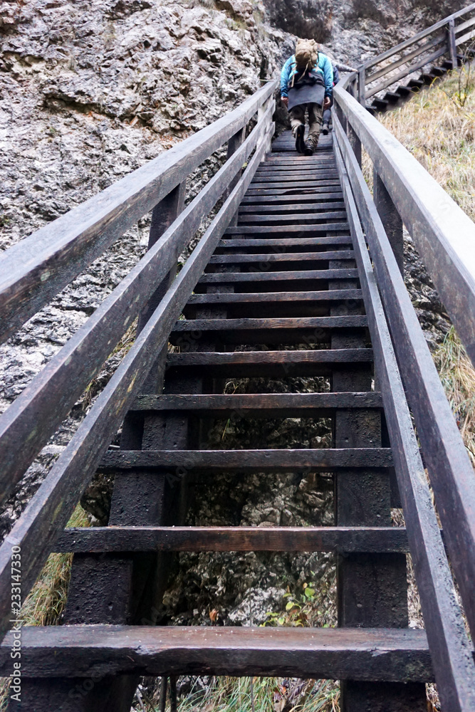 Mann geht die Leiter hoch, Wandern, Business Mann geht die Leiter hoch, Wandern, Business